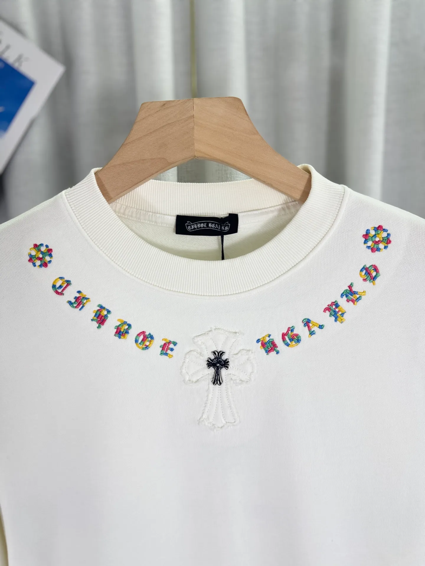 P260 top version, real shot without P, ​​different from market currency) 𝗖𝗵𝗿𝗼𝗺𝗲 𝗛𝗲𝗮𝗿𝘁𝘀/Cro Heart 2025 patch embroidery autumn and winter new original single counter American laser burnt 3D three-dimensional color embroidery couple casual sweatshirt 👑The highest version! Customized fabric 440g tripe terry fabric! American acid-washed and distressed original fabric laser burnt ✟appliqué embroidery and exquisite embroidery of letters! The best-selling model in the counter, very comfortable to wear. Accessories: original molded and authenticated collar label➕100% silk wash label. Genuine purchase-grade original hangtag��matching hanging rope➕3D hanging beads➕original packaging bag. Craftsmanship: The original version has consistent wiring! The highest version of the armhole matching technique! Color: White Black Size: S M L XL Style Number: 25-301